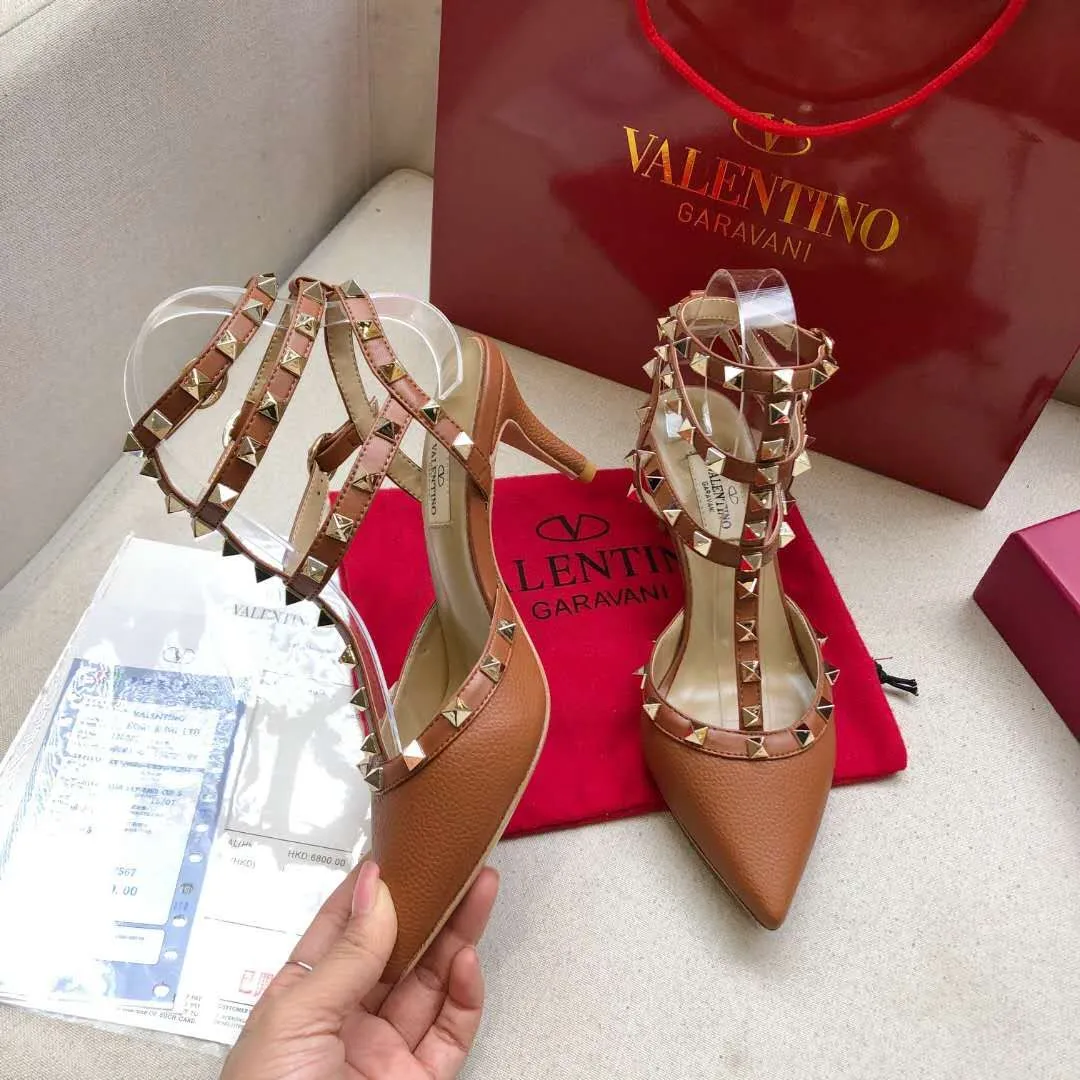 👟👟Ex-factory price 400👟👟 Genuine leather sole +30 Available all year round🎁[Brown pebbled leather series] Heel height: 9.5cm+6.5cm. Valentino is a global haute couture and ready-to-wear luxury brand. Valentino is timeless and never goes out of style. Sheepskin feet, lining 🎁34 to 40/41/42 sizes, ready stock. Original last from the counter, regular bottom, genuine leather outsole +30